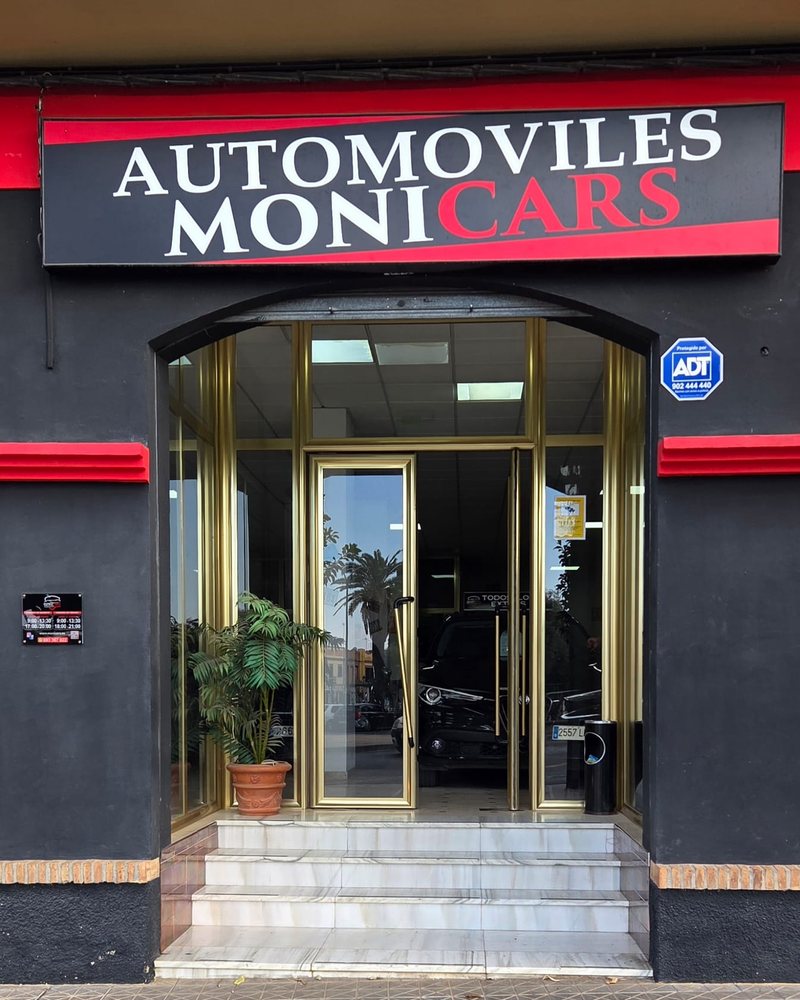 Entrada del concesionario Automóviles Monicars